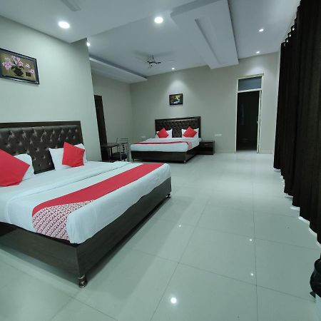 Hotel Kailash Mansarovar And Banquet Hall Барейли Екстериор снимка